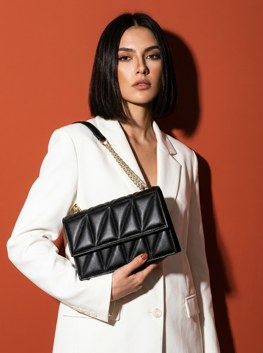 Bolso Bandolera Capitoné con Cadena — Piel Vegana Premium