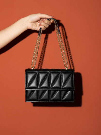 Bolso Bandolera Capitoné con Cadena — Piel Vegana Premium
